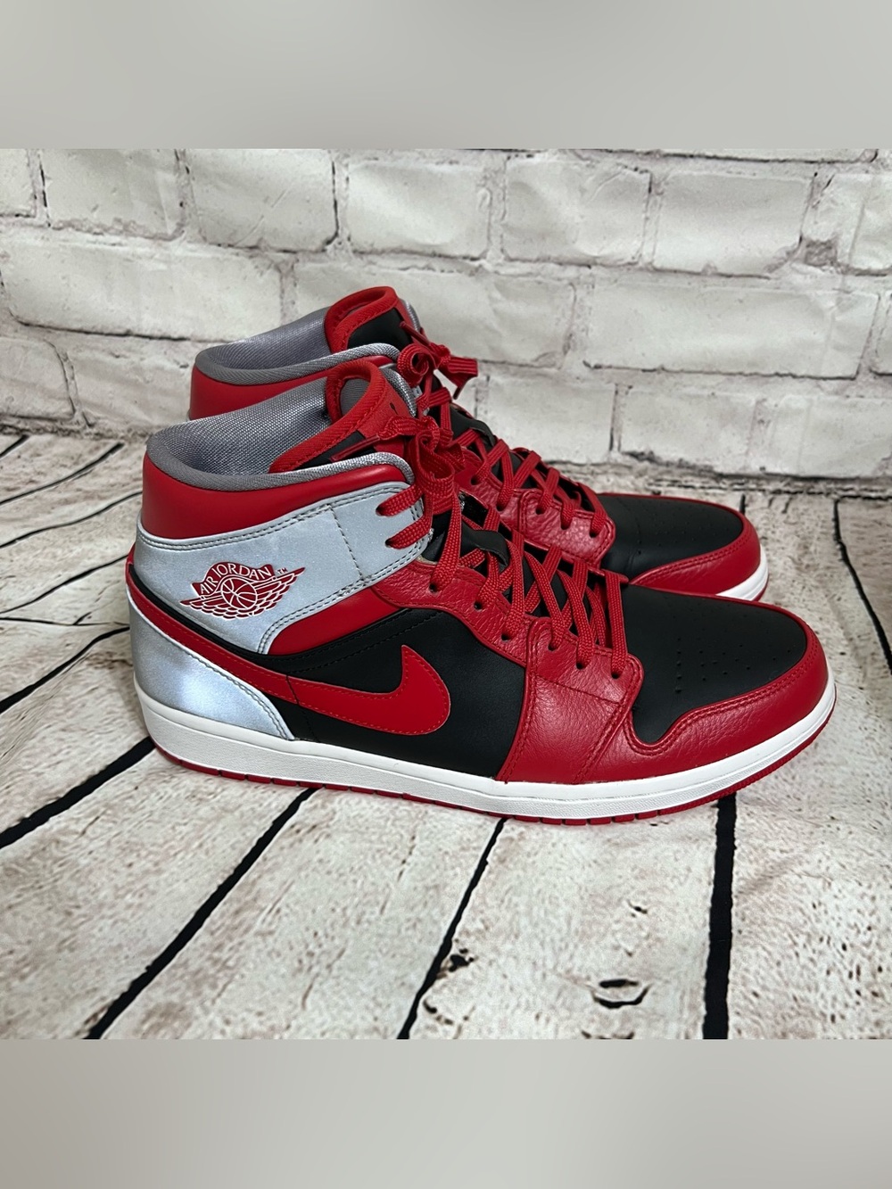 Nike Air Jordan 1 Mid 'Fire Red'